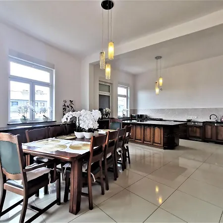 Luxurious Apartment 450M2 -Lift -3Garages -Bilard -Jacuzzi Apartament Wrocław