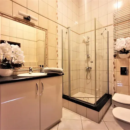 Luxurious Apartment 450M2 -Lift -3Garages -Bilard -Jacuzzi Apartament