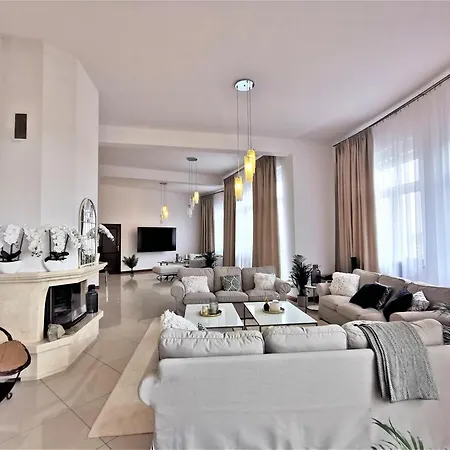 Luxurious Apartment 450M2 -Lift -3Garages -Bilard -Jacuzzi Apartament Wrocław